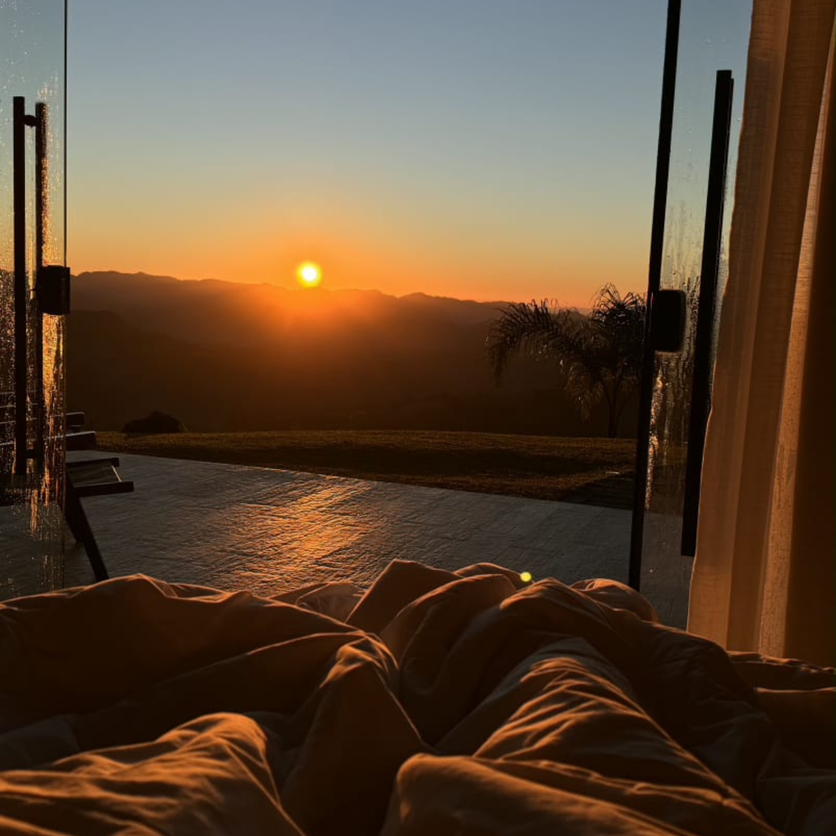 Amanhecer visto da cama queen com vista para as colinas