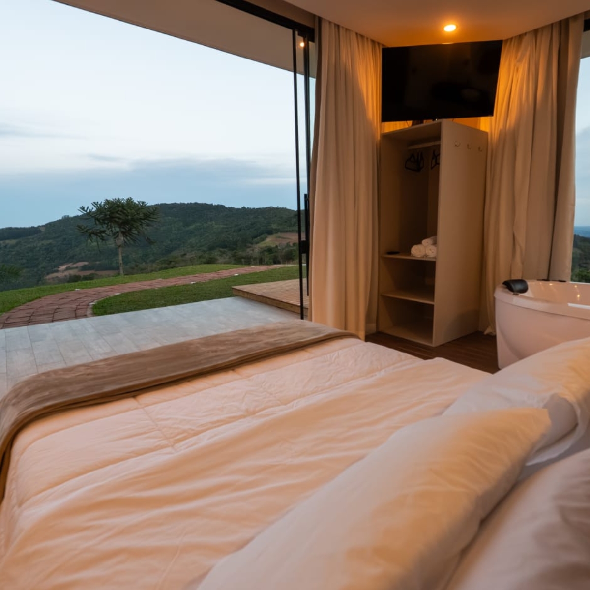 Quarto da cabana com vista para a colina ao amanhecer
