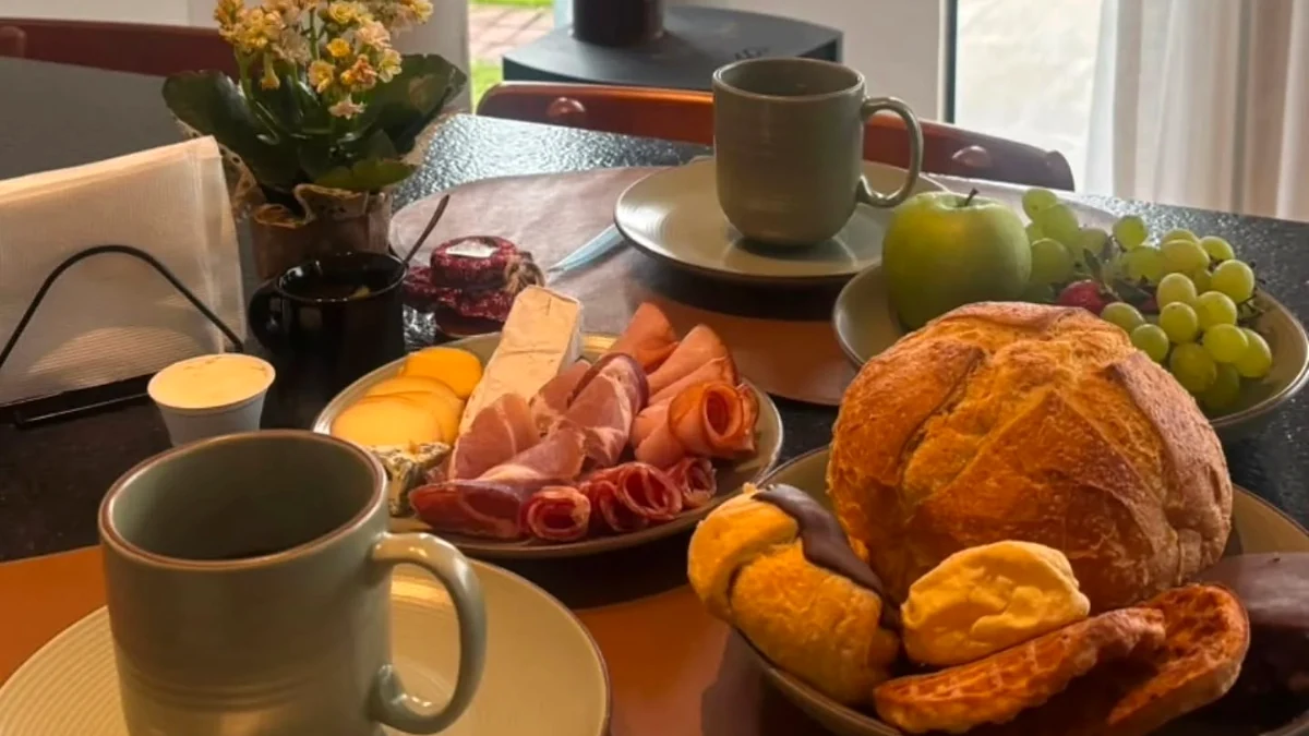 Mesa de café da manhã para duas pessoas na Cabana Lúmina Colina, em Santa Cruz do Sul