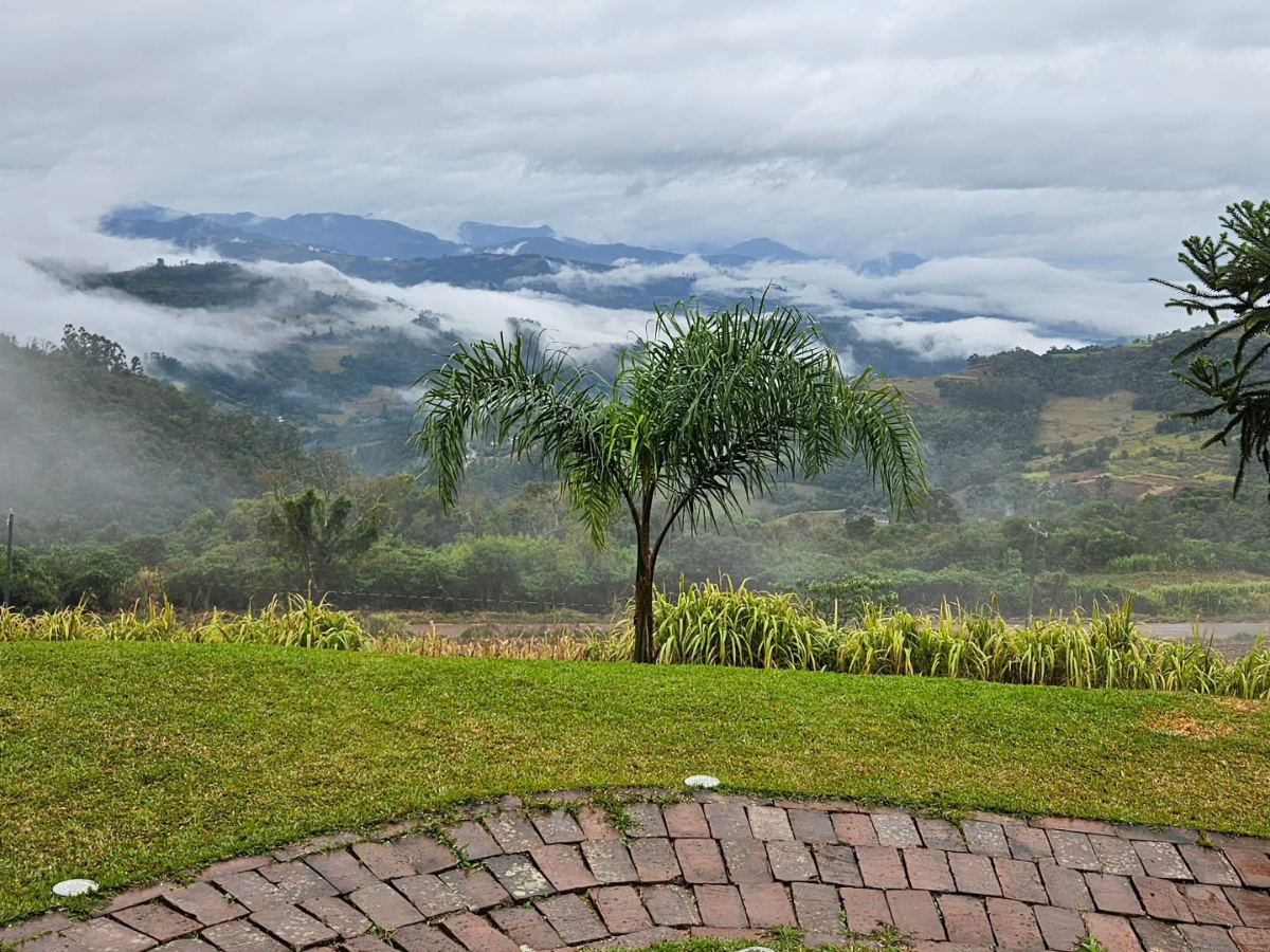Vista das colinas com neblina vista da Cabana Lúmina Colina em dias frios
